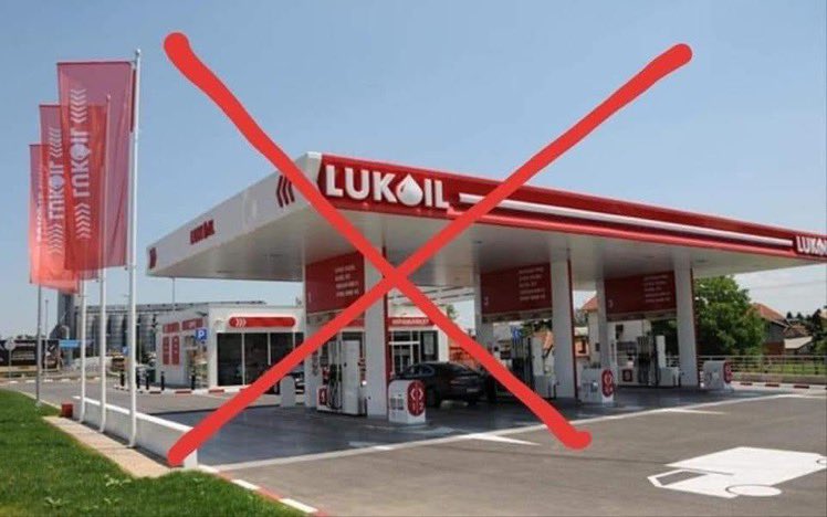 OudeMartijn's tweet photo. Beste medeburgers, bedenk tijdens het tanken van je auto bij #lukoil  dat je bijdraagt aan de oorlogsmachine van Poetin😱 #boycotlukoil #BoycottRussia #StopWar  #Ukrania 🇺🇦 https://t.co/F8KE9s6tSO