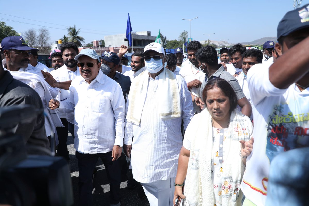 siddaramaiah's tweet photo. ಮೇಕೆದಾಟು ಯೋಜನೆ ಜಾರಿಗೆ ಆಗ್ರಹಿಸಿ ಕಾಂಗ್ರೆಸ್ ಪಕ್ಷ ಹಮ್ಮಿಕೊಂಡಿರುವ ನೀರಿಗಾಗಿ ನಡಿಗೆ ಪಾದಯಾತ್ರೆಗೆ ರಾಜ್ಯದ ಮೂಲೆ ಮೂಲೆಗಳಿಂದ ಅಪಾರ ಜನಸಾಗರವೇ ಹರಿದು ಬರುತ್ತಿದೆ.
ಕಾವೇರಿ ನಮ್ಮ ಹಕ್ಕು,
ನಮ್ಮ ಹಕ್ಕಿಗಾಗಿ ಹೋರಾಟ ನಿರಂತರವಾಗಿರಲಿದೆ.

ಮಾಜಿ ಸಚಿವ ಜಯಚಂದ್ರ ಸೇರಿದಂತೆ ತುಮಕೂರು ಜಿಲ್ಲೆಯ ಮುಖಂಡರು, ಕಾರ್ಯಕರ್ತರು ಜೊತೆ ಇಂದಿನ ನಡಿಗೆ. https://t.co/RIbxYwYYgg