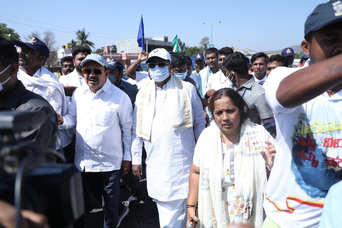 siddaramaiah's tweet photo. ಮೇಕೆದಾಟು ಯೋಜನೆ ಜಾರಿಗೆ ಆಗ್ರಹಿಸಿ ಕಾಂಗ್ರೆಸ್ ಪಕ್ಷ ಹಮ್ಮಿಕೊಂಡಿರುವ ನೀರಿಗಾಗಿ ನಡಿಗೆ ಪಾದಯಾತ್ರೆಗೆ ರಾಜ್ಯದ ಮೂಲೆ ಮೂಲೆಗಳಿಂದ ಅಪಾರ ಜನಸಾಗರವೇ ಹರಿದು ಬರುತ್ತಿದೆ.
ಕಾವೇರಿ ನಮ್ಮ ಹಕ್ಕು,
ನಮ್ಮ ಹಕ್ಕಿಗಾಗಿ ಹೋರಾಟ ನಿರಂತರವಾಗಿರಲಿದೆ.

ಮಾಜಿ ಸಚಿವ ಜಯಚಂದ್ರ ಸೇರಿದಂತೆ ತುಮಕೂರು ಜಿಲ್ಲೆಯ ಮುಖಂಡರು, ಕಾರ್ಯಕರ್ತರು ಜೊತೆ ಇಂದಿನ ನಡಿಗೆ. https://t.co/RIbxYwYYgg