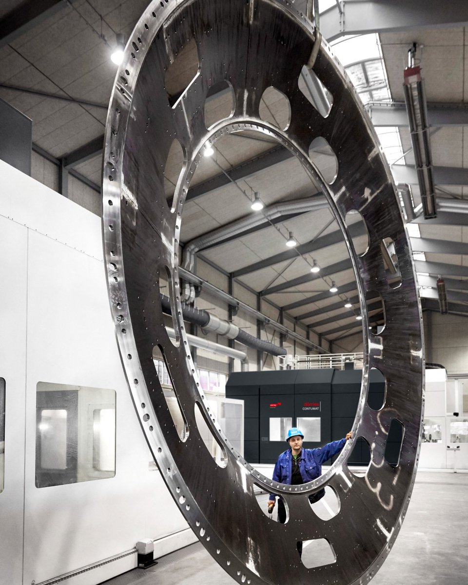 Extremely large and rotationally symmetrical parts ‼️

Starrag's partner HACO produces these parts . Read more: 
ow.ly/n5Lh50I3kli

#starrag #largeparts #lathe #machinetool #windpower #energy #dörries #siemens