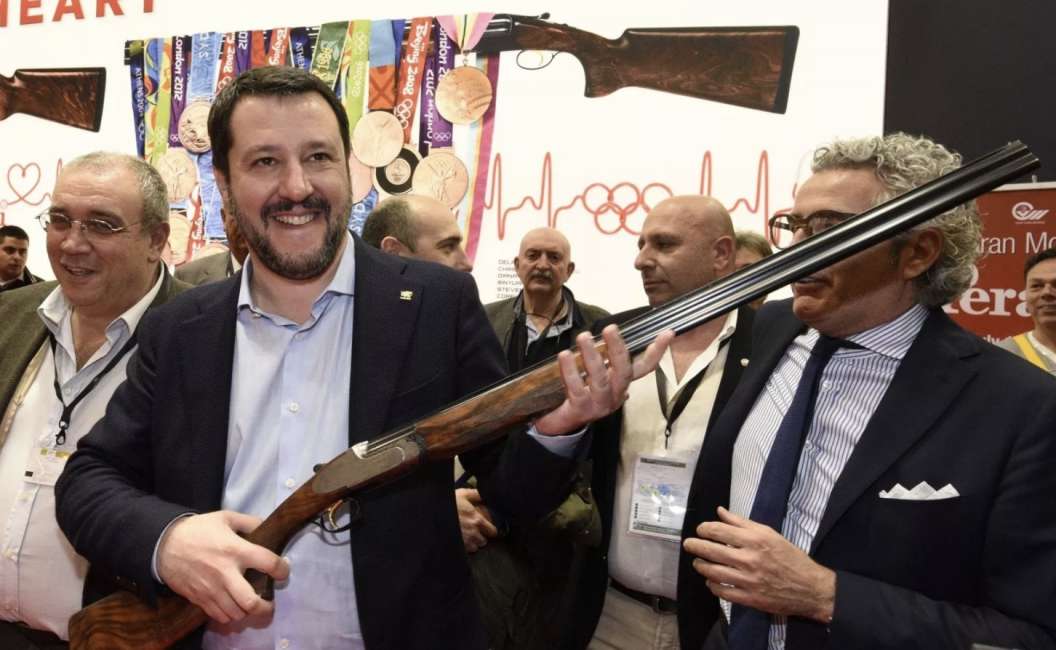 il_cappellini's tweet photo. Salvini: "No alla fornitura di armi letali all'Ucraina". Cosi è il mondo del leader della Lega: se ti entra un ladro in giardino puoi sparargli col bazooka, se ti invade un esercito straniero ti iscrivi ai francescani (di rito moscovita) https://t.co/BjvgLGShwo