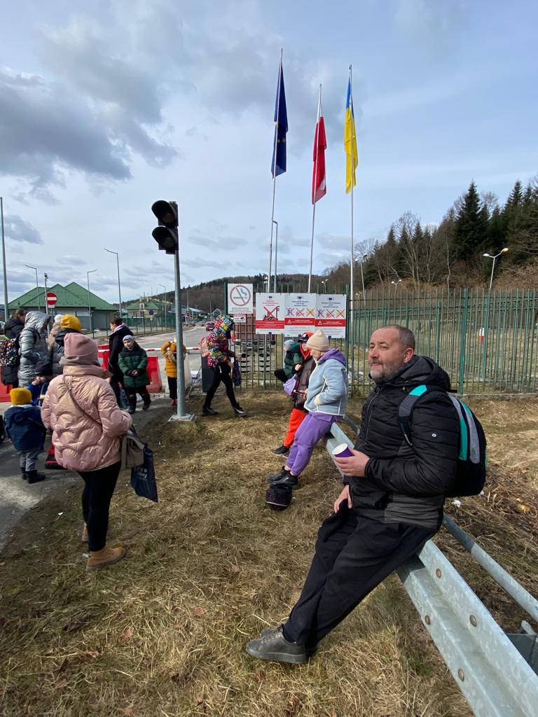 DonBosco_DBI's tweet photo. 🆕Fr Roman Sikon and Fr Andrej Krol, Salesians of Don Bosco, welcome refugees from #Ukraine at the border with Poland #peaceforukraine https://t.co/o1NR9yZ2zd