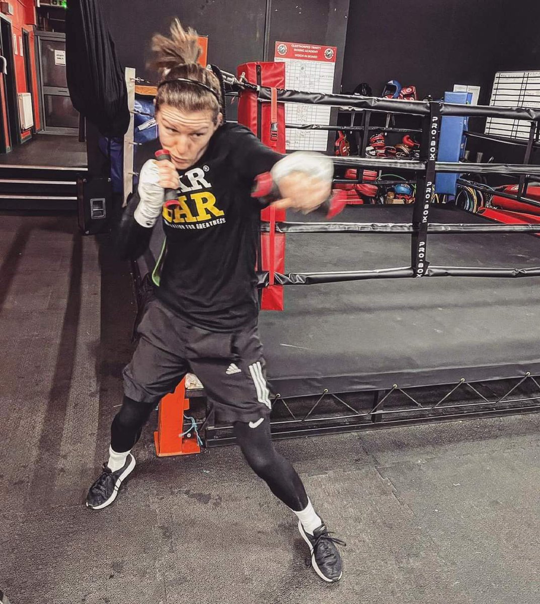 FIGHT WEEK 🔥

Kirsty Hill makes her professional debut this Saturday on the @CarlGreavesPro show 🥊

Looking to hit the ground running and get moving with Kirsty as she transitions from amateur to the pro game.

#TeamTrin 🔴
#AllOfTheLights 🔥