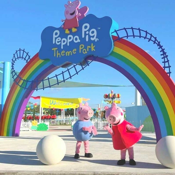 LoopnFR's tweet photo. [Actualités]
👀Le premier parc d'attraction au monde sur le thème Peppa Pig vient d'ouvrir ses portes le jeudi 24 février en Floride! 🐷🌈

#rollercoaster #themepark #parcattraction #attractionpark #grandhuit #loopn #ride #parkaddict #fun #application #… https://t.co/c9mNqluJDh https://t.co/03UlFkNuUe