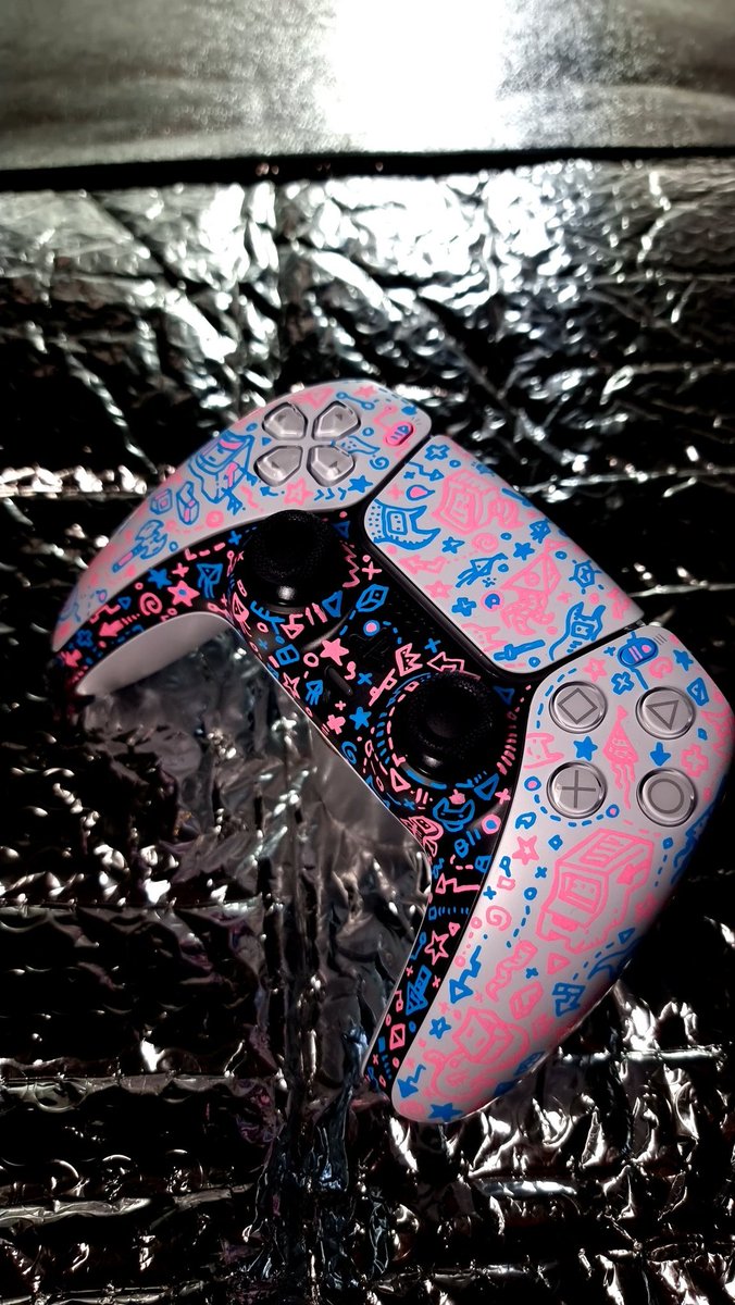 DuneHaggar's tweet photo. Quick little sneaky peeky of a PS5 controller. Testing colour schemes for both dark and light. Tried uploading to Instagram but like last two posts keeps hanging processing images. Photos from my spaceship, please ignore decor. @PlayStationAU @PlayStation #ps5 #controllerart #art https://t.co/D3TZoGQpH2
