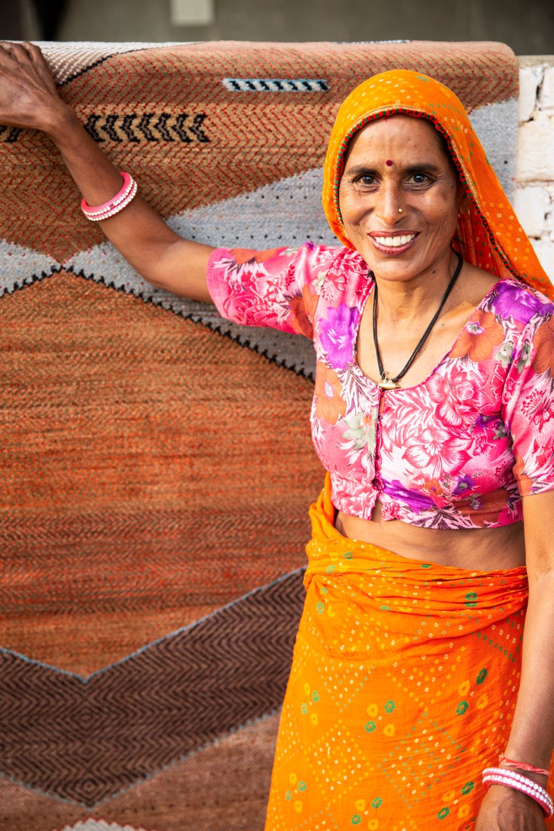 JaipurRugs's tweet photo. Bhagwati is a 48-year-old weaver living in the Aaspura village of Rajasthan.
Bhagwati’s Manchaha is called ‘Gaon ke Dungar’, which, in Hindi, means mountains of the village. She has woven Aaspura’s hills and its blue skies in her Manchaha.
#Manchaha #ConsciousArt #JaipurRugs
https://t.co/vzSiaZ0PpK