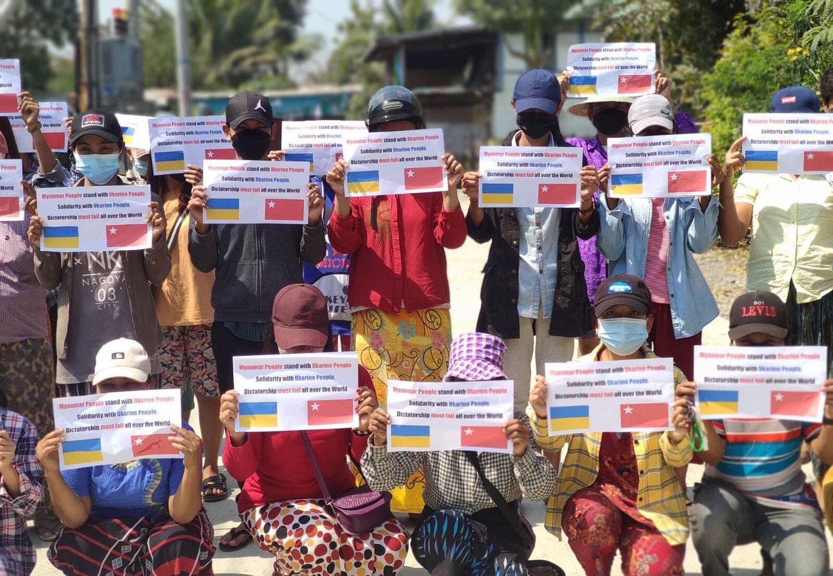 KYITHAR95368969's tweet photo. The main strike from #Kale City, #Sagaing Division, successfully joined a 386th day of demonstration to oppose the #MilitaryDictatorship by showing their solidarity with the people of #Ukraine on Feb28.

80 CHILDREN HELD AS HOSTAGES
 
#2022Feb28Coup
#WhatsHappeningInMyanmar https://t.co/nGKIcwS2QB
