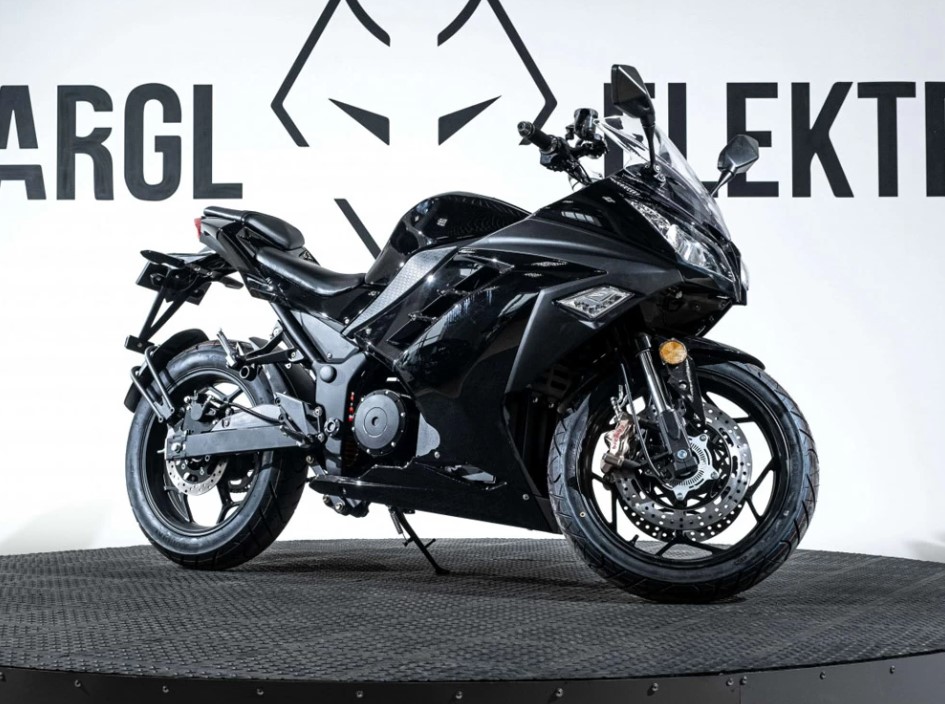 SE-Ninja – спортивный электромотоцикл от Simargl Elektro. Агрессивный дизайн модели полностью скопирован с Kawasaki Ninja, отличительной особенностью выступает только наличие электропривода.  formand.ru/elektromotocik…