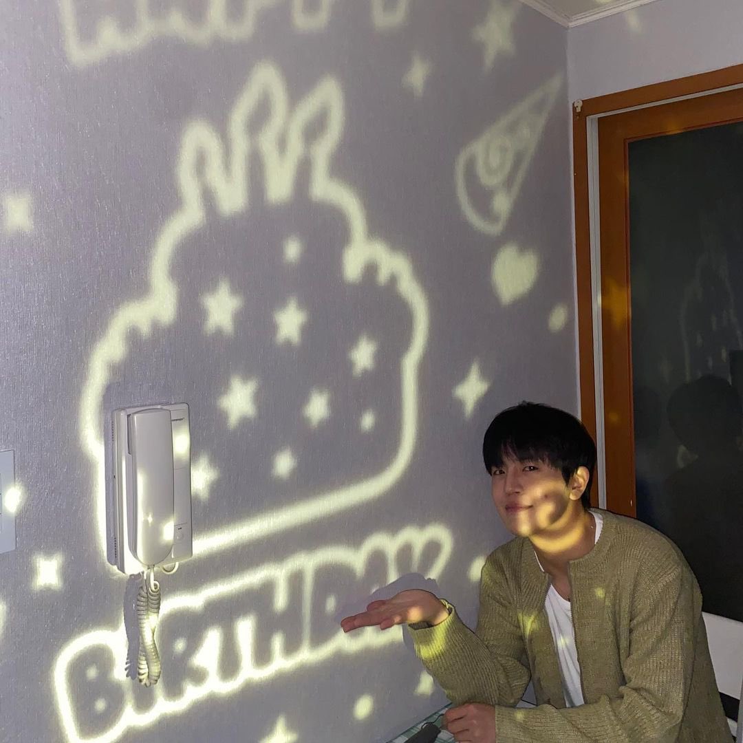 bubblyself's tweet photo. yuchan prepared an event for donghun 🥺💛💙 https://t.co/BolTig8YWP