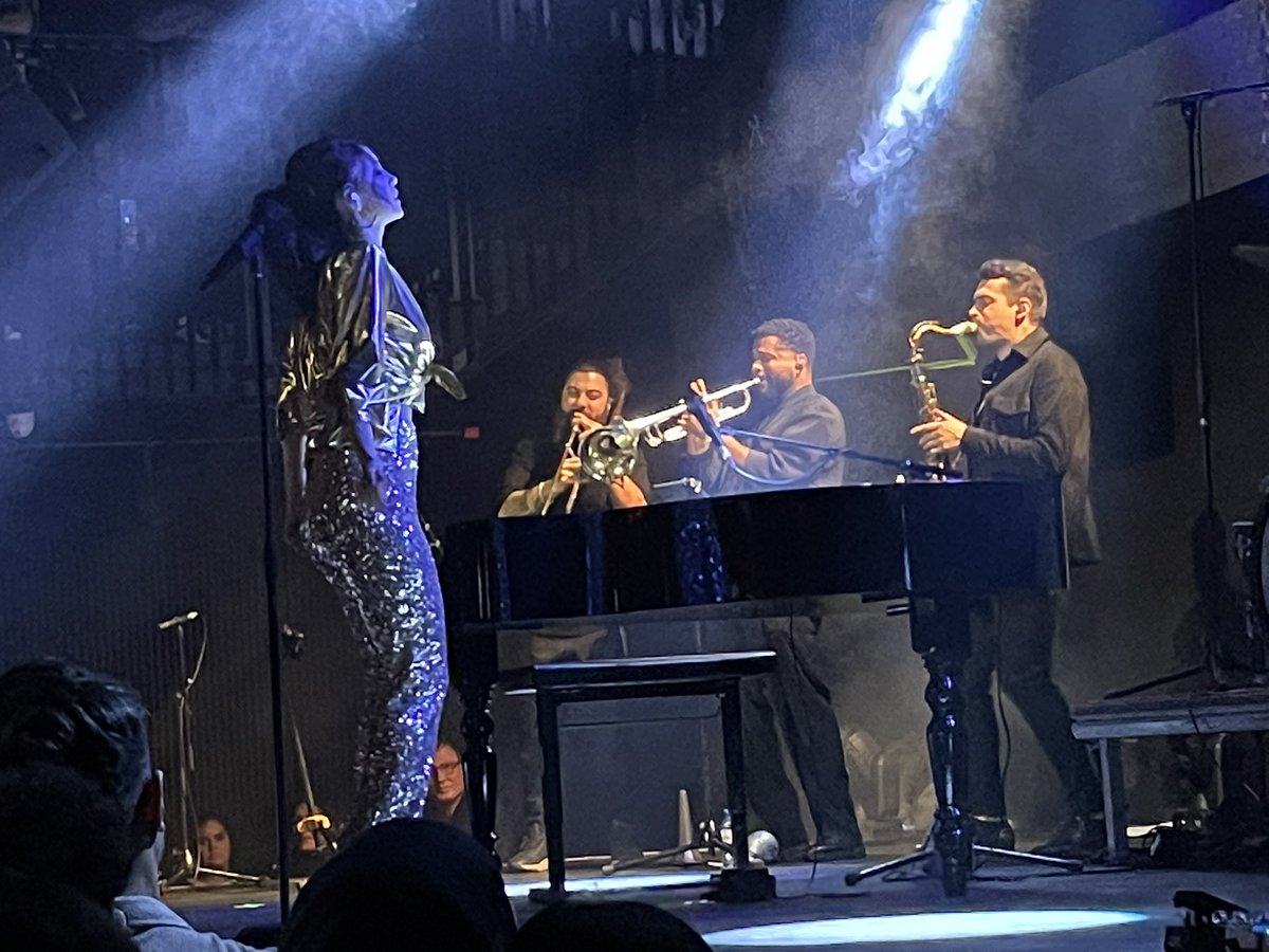 Ard75's tweet photo. #karsu @KarsuDonmez Prachtige stem en een heerlijke blazers sectie! Was genieten! https://t.co/dHzpDrnUz8
