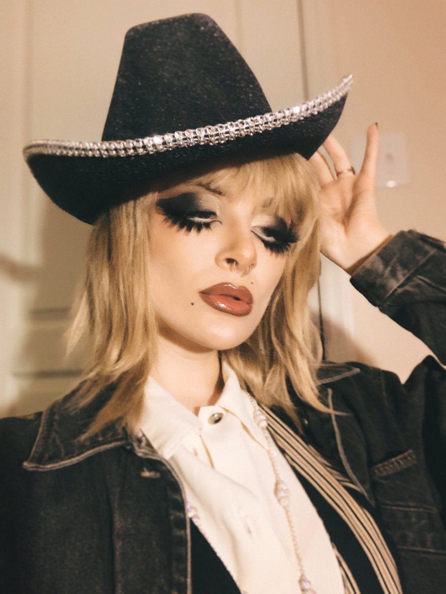 smalltownoracle's tweet image. making my triumphant return to having a personal twitter account. nothing to post so have a recent drag look