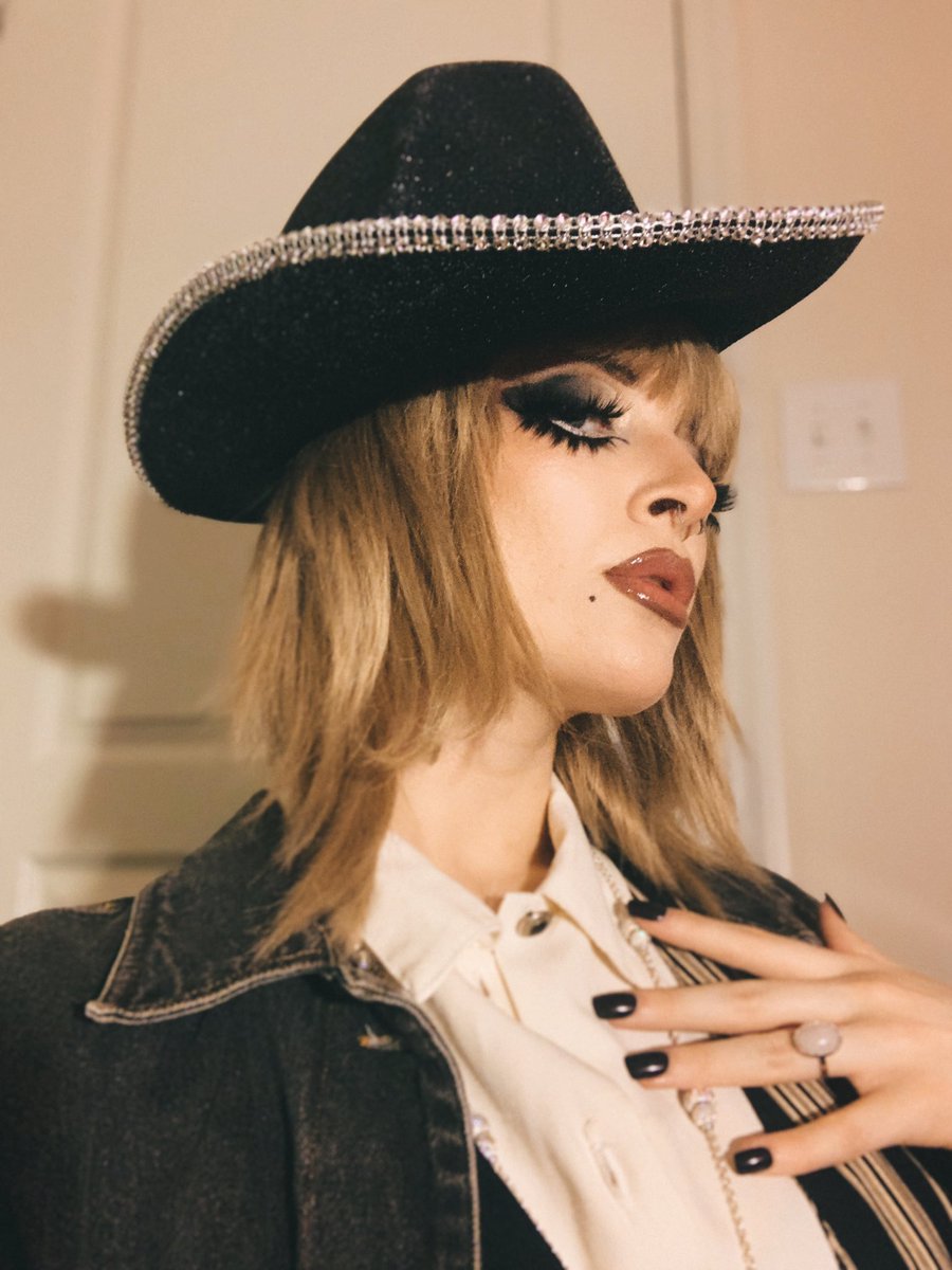 smalltownoracle's tweet image. making my triumphant return to having a personal twitter account. nothing to post so have a recent drag look