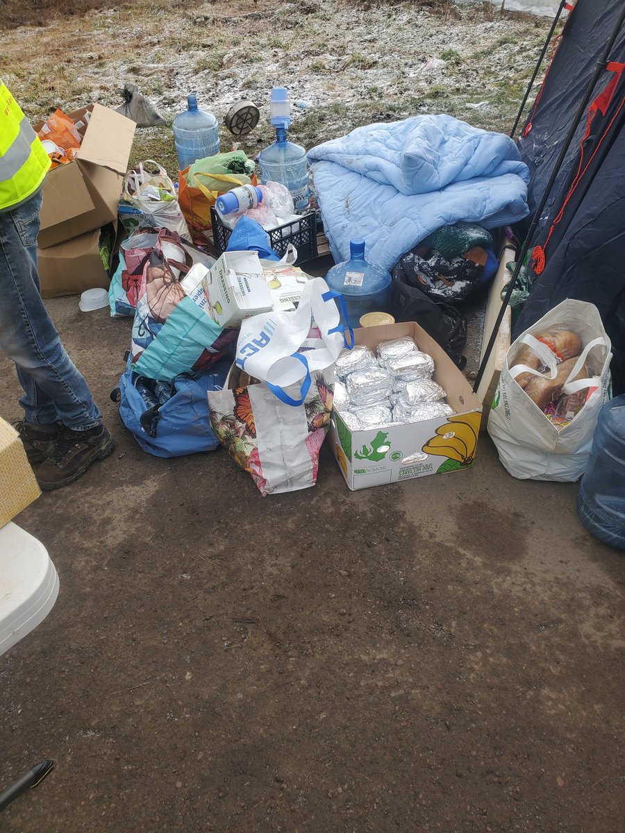 Ukrayna'da dayanışma çok büyük ücretsiz çalışan görevliler insanlara yiyecek ve içecek ikram ediyorlar bu dayanışmayı her kilometrede bir  görebilirsiniz. Ukrayna halkina hayranlığım her geçen gün daha büyüyor;
zafer Ukrayna ile olsun.