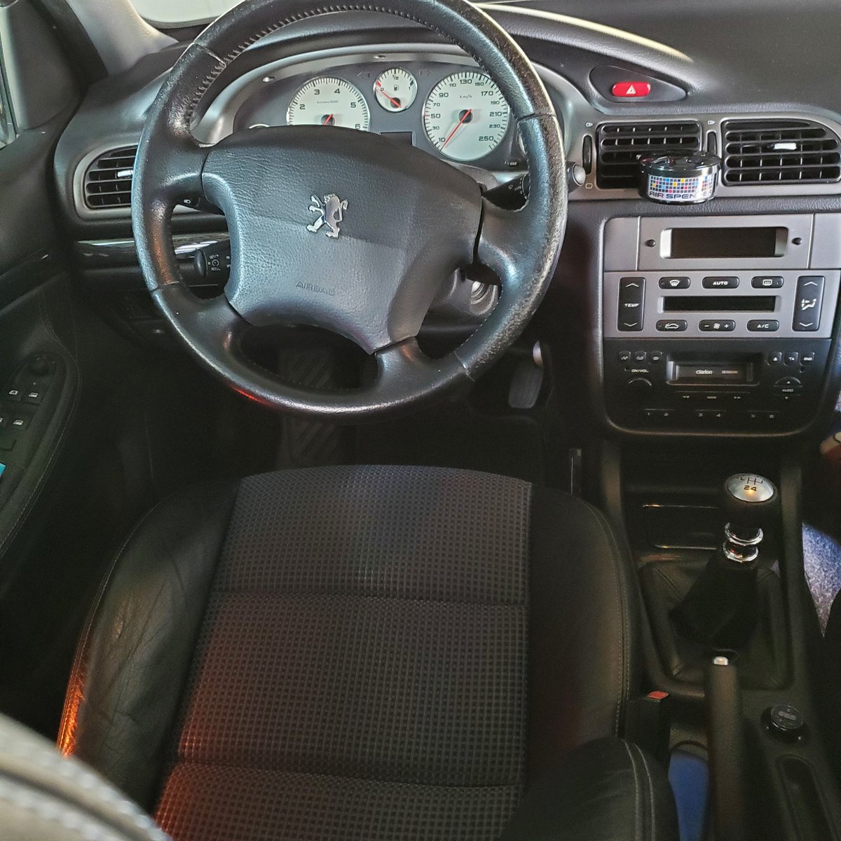 sio_fooool's tweet image. フランス🇫🇷生まれのネコチャン！

プジョー406納車です。
来週位にエアコンのコンプレッサ交換で入院予定だけど😅

その他色々直していかなきゃいけない所多々あるのでプジョー界隈の方知恵と知識をどうか宜しくお願いいたします🙇