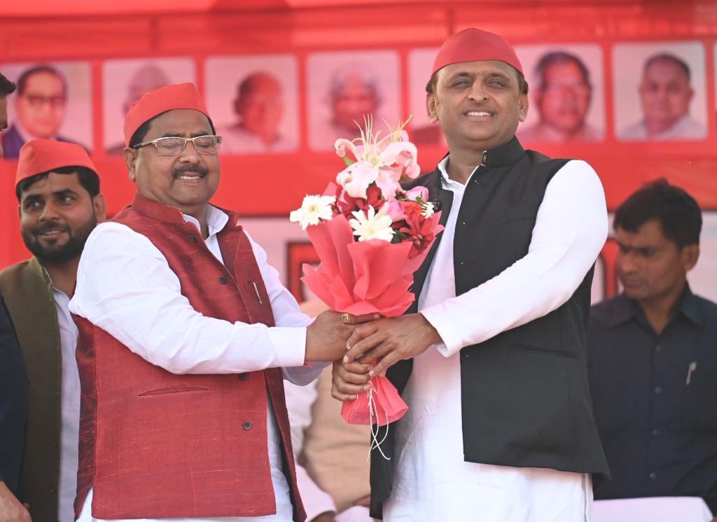 yadavakhilesh tweet picture