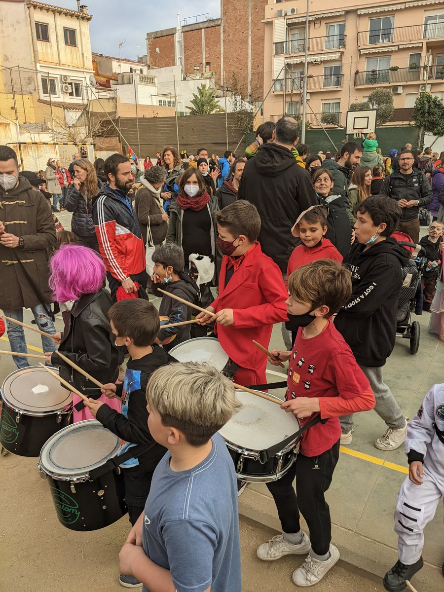 Al #joancoromines tenim una senyora batucada gràcies a l'activitat extraescolar de
<a href="/SolRePercussio/">SolRe Percussió</a>.
#Carnestoltes
