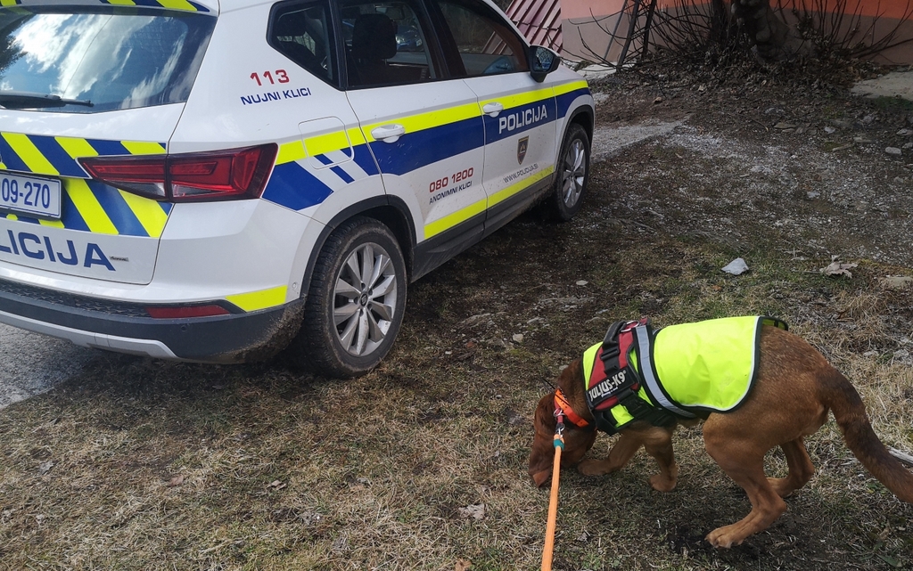policija_si's tweet photo. Na Tolminskem smo v soboto z uspešno iskalno akcijo našli pogrešano osebo. Oseba je bila s helikopterjem Letalske policijske enote prepeljana na zdravljenje v UKC LJ. ➡️https://t.co/3XOQ01NiT2 https://t.co/s9BsMHkzIE