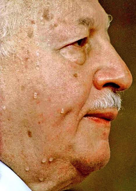 Eger ki oğlu @ErbakanFatih gittiği yolu görseydi bu boncuk boncuk terlemeye birde göz yaşı eklenecekti üzücü..
#28Şubat