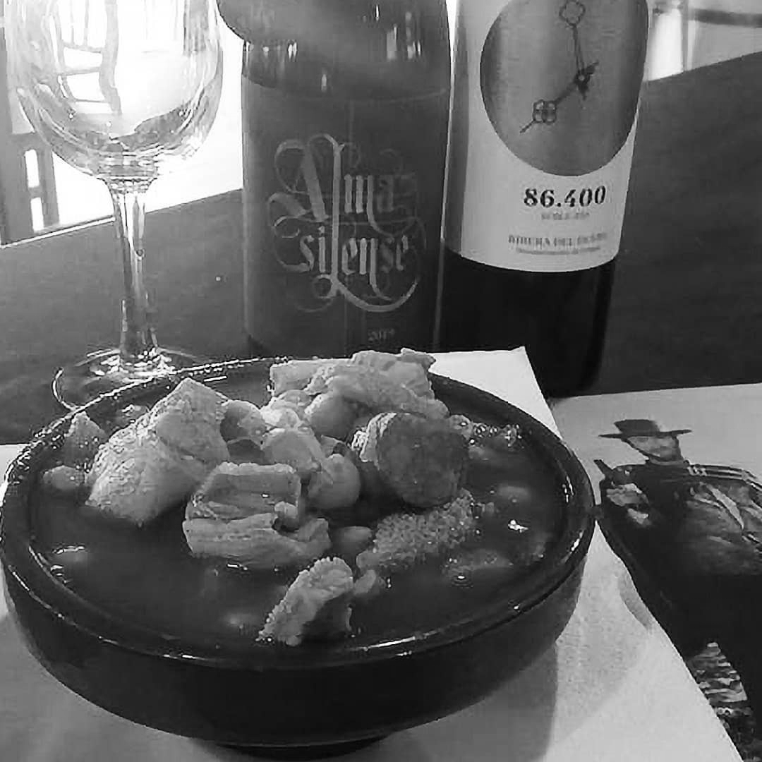Otra delicia que nos llega desde @cervecerialayecla . Unos callos con garbanzos muy bien acompañados con Alma Silense 😍🤤⁣
⁣
#calloscongarbanzos #tierradesabor #vinoespaña #vinoespañol #gastronomiaburgos #cerveceriaburgos #restauranteburgos #burgosmola #cervecerialayecla