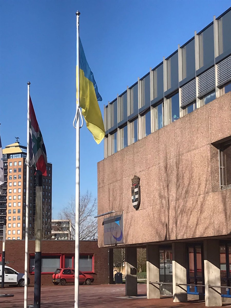 Met het hijsen van Oekraïense vlag toont de gemeente Stadskanaal haar solidariteit en steun aan #Oekraïne en haar inwoners. Iedereen heeft het recht om in vrede en vrijheid te kunnen leven.