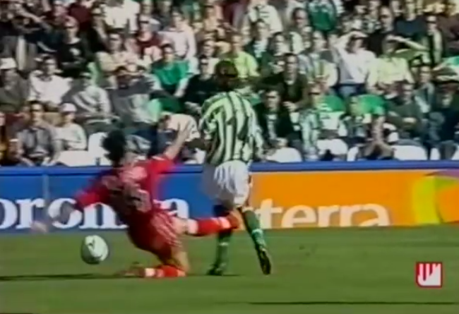 Ni es la primera, ni va a ser la última vez que un criminal de Nervión se cargue a un jugador del Real Betis durante un derbi. Ayer fue Fekir. En 2012 Negredo mandó al vestuario a Nelson, y en 2000 Pablo Alfaro se cargó a Capi. Eso sí, con sevillanía.