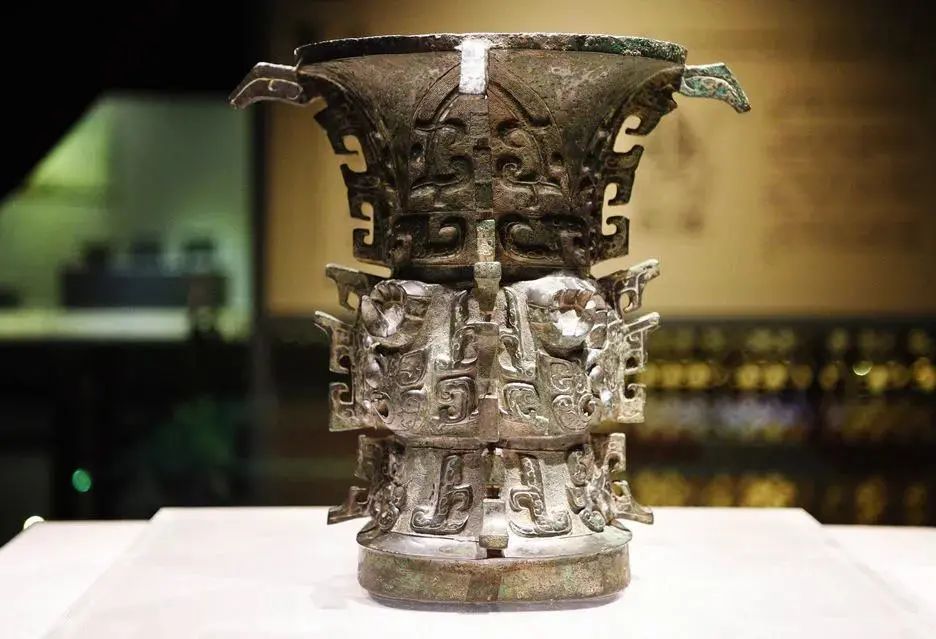 This bronze ware named “He Zun” used to be a ritual wine vessel, is now collected in Baoji Bronze Museum in #Shaanxi. One important element that appeared in #Beijing2022WinterOlympics was inspired by the appearance of He Zun. Do you know what that is? #LivingRelics