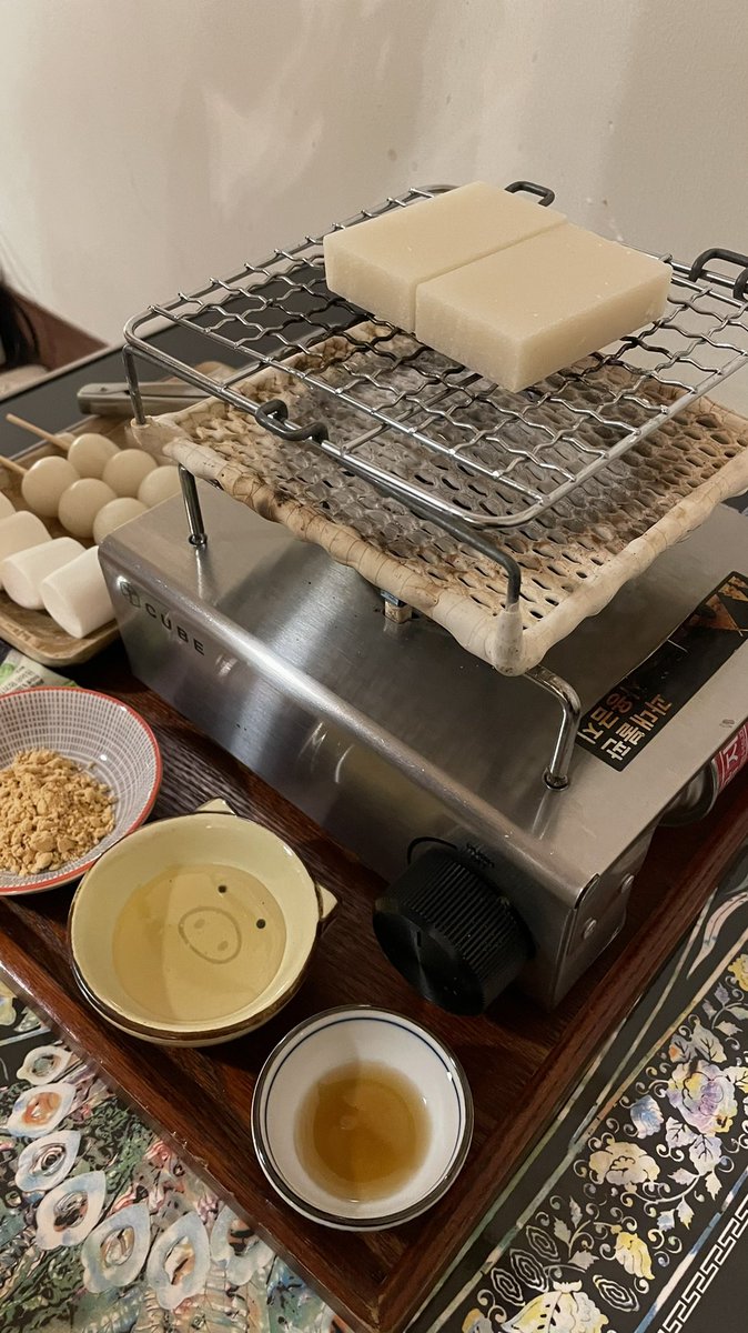 📍부천 두루미상회

키리모찌 떡구이 << 이게 진짜 맛있음 ｡｡ 다른 디저트 다 맛있지만 겨울철엔 이것만 한 게 없는듯!
좌석 테이블 중에는 짱구집에 있는 코타츠도 있음 👍🏻😍 음료도 다 맛있음 추천추천 😳🍀

#백현아오늘은 #백현이를_위한_맛집투어 
#백현아_먹짱일기_적짱