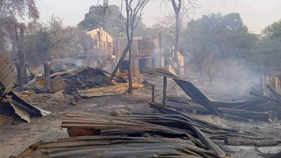lae_thar's tweet photo. It’s happed in Myanmar 🇲🇲 
Residents of Hna Ma Sar Yit village said more than 500 houses were destroyed in a fire after the military entered the village.
Myanmar’s military burn and destroy its own civilians shelters.
#SaveMyammar
#WhatHappeningInMyanmarNow
#supportvictims https://t.co/LnS0H36xni