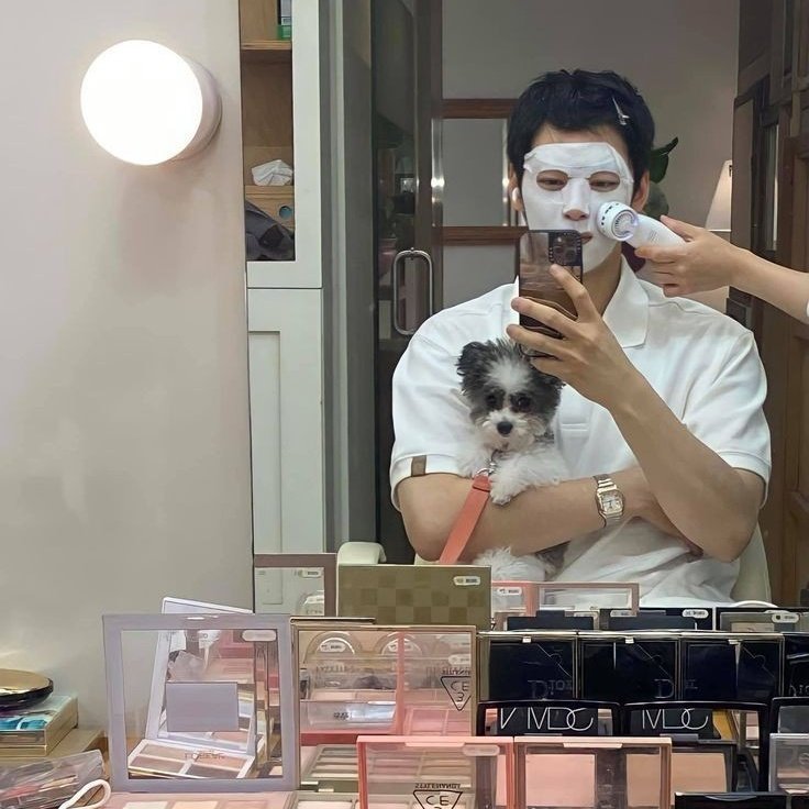 wannayourstar's tweet photo. #EUNWOO AND HIS CUTEST WITH THE DOGS!!✨💜 https://t.co/J5XmPSQkaG