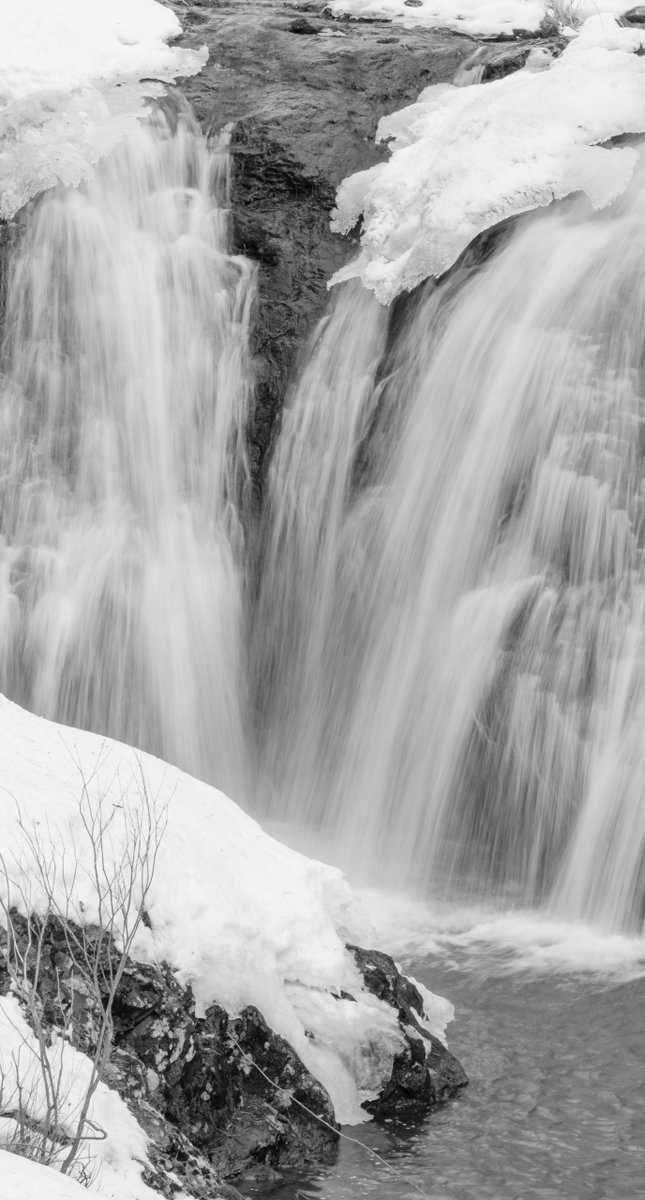 野出神事を見守ったあとは、人を案内して多留姫の滝へ。
春を探すも山里の滝壺は、まだまだ雪に閉ざされていた。