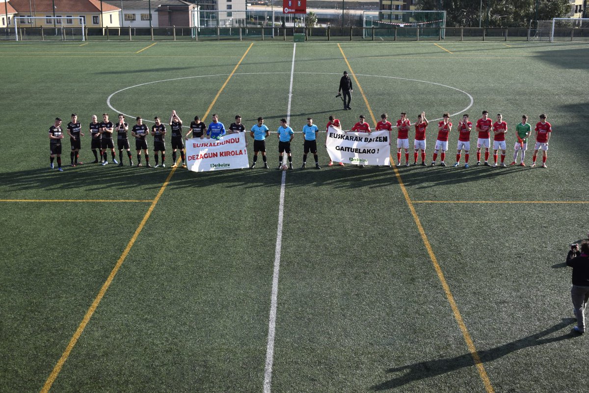 Etxezuri zelaian euskararen aldeko partidua jokatu dute asteburuan
uriola.eus/deustualdea/16…