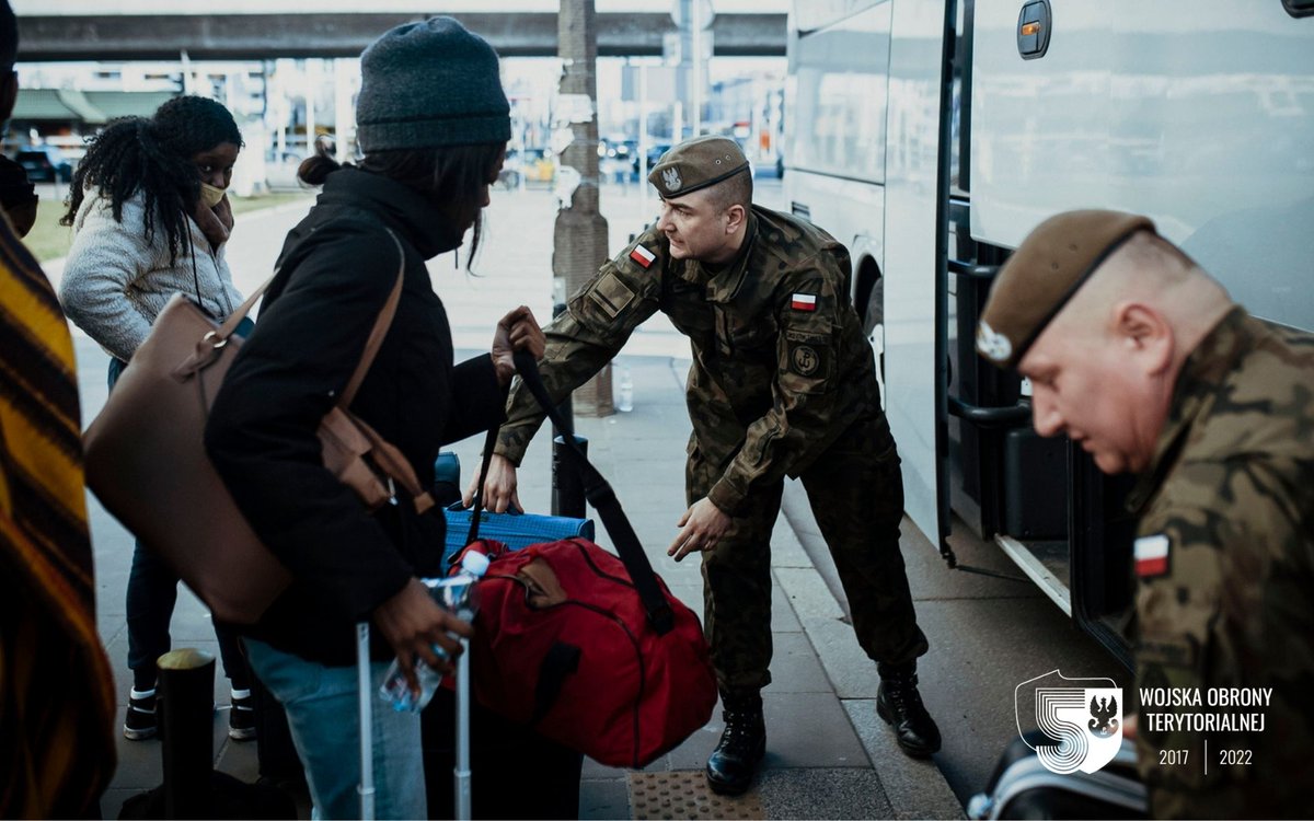 StateOfPoland's tweet photo. Polish Territorial Troops support the evacuation of students of the Republic of Zambia from wartime Ukraine 
A group of nearly 150 students is picked up by the soldiers from the border and transported to the airport in Warsaw.
#Terytorialsi #StandWithUkriane https://t.co/28SEVbJdPD