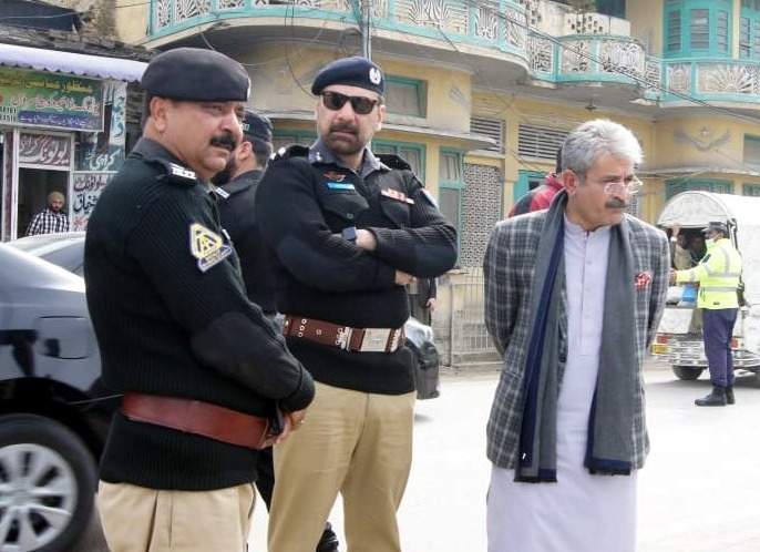 PoliceHazara's tweet photo. ڈی آئی جی ہزارہ میرویس نیاز کا کمشنر ہزارہ مطاہر زیب کے ہمراہ ایبٹ آباد شہر کے مختلف جگہوں کا دورہ 

منی اڈوں اور تجاوزات کا متعلقہ محکمہ جات کے تعاون سے خاتمہ کیا جائے، میرویس نیاز ڈی آئی جی ہزارہ کی متعلقہ افسرا�� کو ہدایات
@CommissionerHa2 https://t.co/XMhgFgAnky