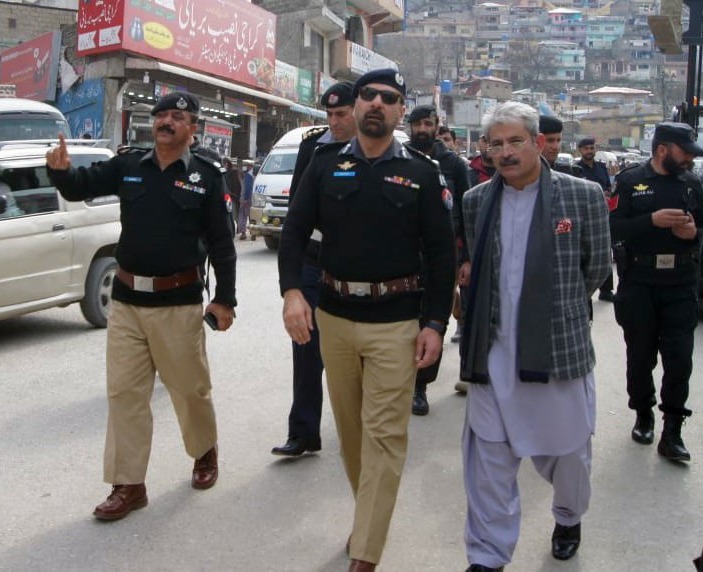 PoliceHazara's tweet photo. ڈی آئی جی ہزارہ میرویس نیاز کا کمشنر ہزارہ مطاہر زیب کے ہمراہ ایبٹ آباد شہر کے مختلف جگہوں کا دورہ 

منی اڈوں اور تجاوزات کا متعلقہ محکمہ جات کے تعاون سے خاتمہ کیا جائے، میرویس نیاز ڈی آئی جی ہزارہ کی متعلقہ افسرا�� کو ہدایات
@CommissionerHa2 https://t.co/XMhgFgAnky