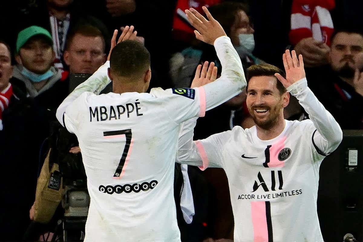 SemperFiMessi's tweet photo. Mbappe on Messi: "Together we have a blast on the pitch.Personally I love playing with Messi. He is the best." https://t.co/Z4e5Y6WM4U