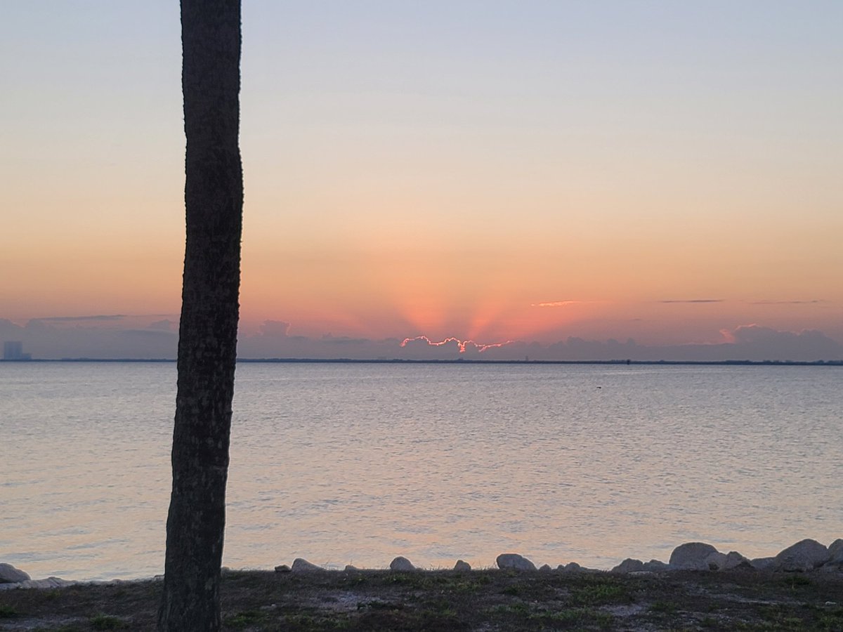 SpaceCoastSkies's tweet photo. Glory rays lead the day~~Happy Monday!! #crepuscular #raysfordays #sunrise #spacecoastskies #flwx #StormHour #blessed #snapthesun https://t.co/24RcYLkGEE
