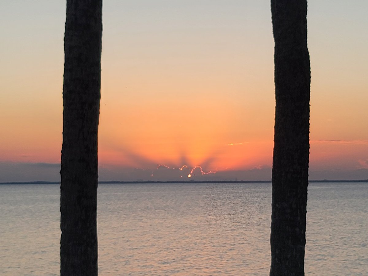 SpaceCoastSkies's tweet photo. Glory rays lead the day~~Happy Monday!! #crepuscular #raysfordays #sunrise #spacecoastskies #flwx #StormHour #blessed #snapthesun https://t.co/24RcYLkGEE