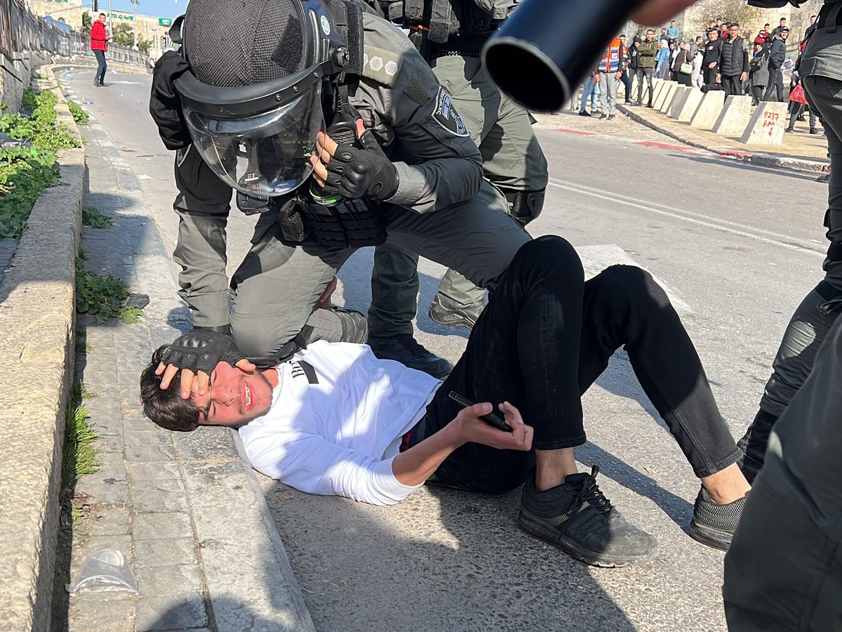 EyeonPalestine's tweet photo. 🇵🇸#Palestine | An Israeli soldier knee on the neck of a Palestinian young man while detaining him in the streets of Jerusalem. https://t.co/eg4DVXjHOL
