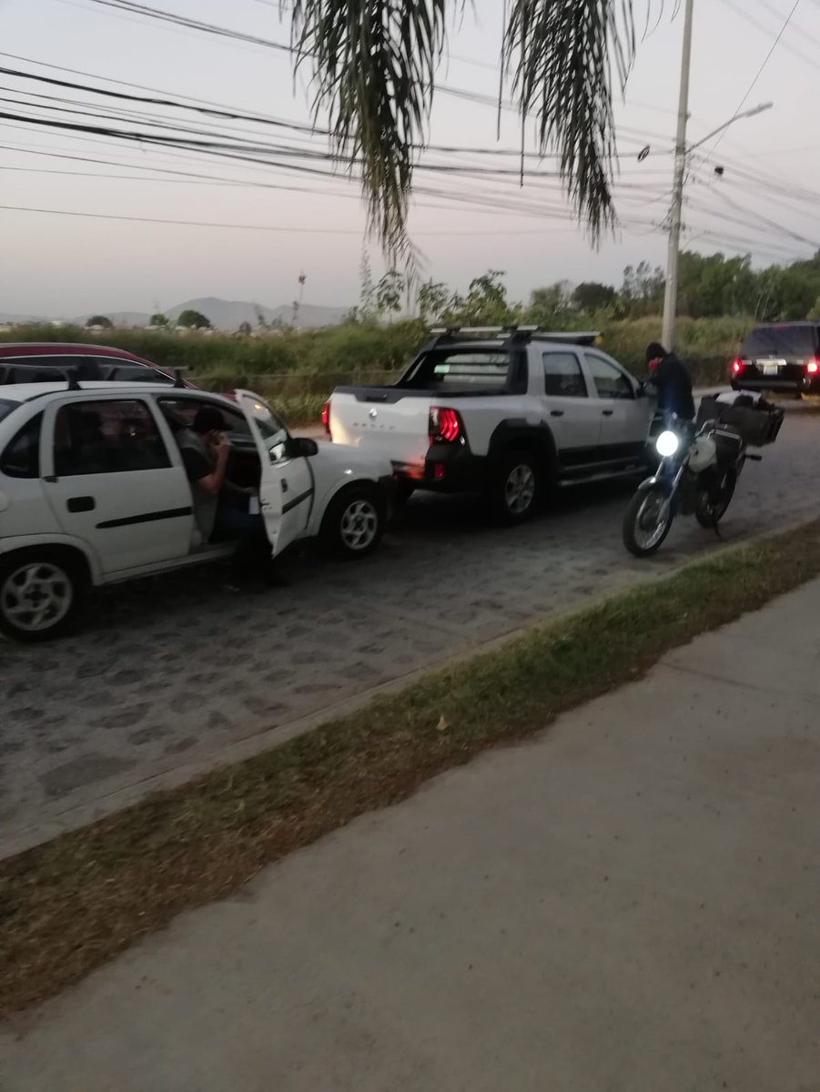 percance vial en Prolongación Morelos y Camino a la Secundaria en Toluquilla, Tlaquepaque. En dirección de Adolf Horn a 8 de Julio #ReporteZMG