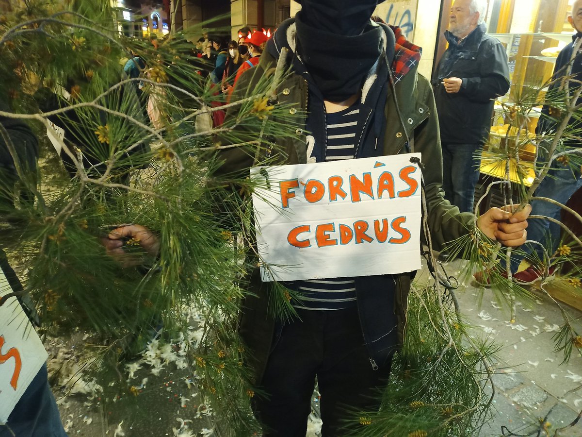 FornasCedrus's tweet photo. Visca el Carnaval de Valls!

Enguany les Decennals tenien un paper destacat a la rua i no vaig voler deixar perdre l'oportunitat per participar de la sàtira i la burla.

#ElCrimdelesDecennals #Carnaval2022
#ElCedredelFornàs https://t.co/0FyUrnsyPf