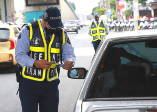 BLUPacifico's tweet photo. Los agentes de tránsito de Cali, a través de su sindicato, están denunciando que hace dos años no reciben dotación para cumplir con su trabajo en las calles de la ciudad. Dicen que sus camisas y botas están rotas y que de su bolsillo están comprando los elementos de dotación. https://t.co/JLG3RzMO78