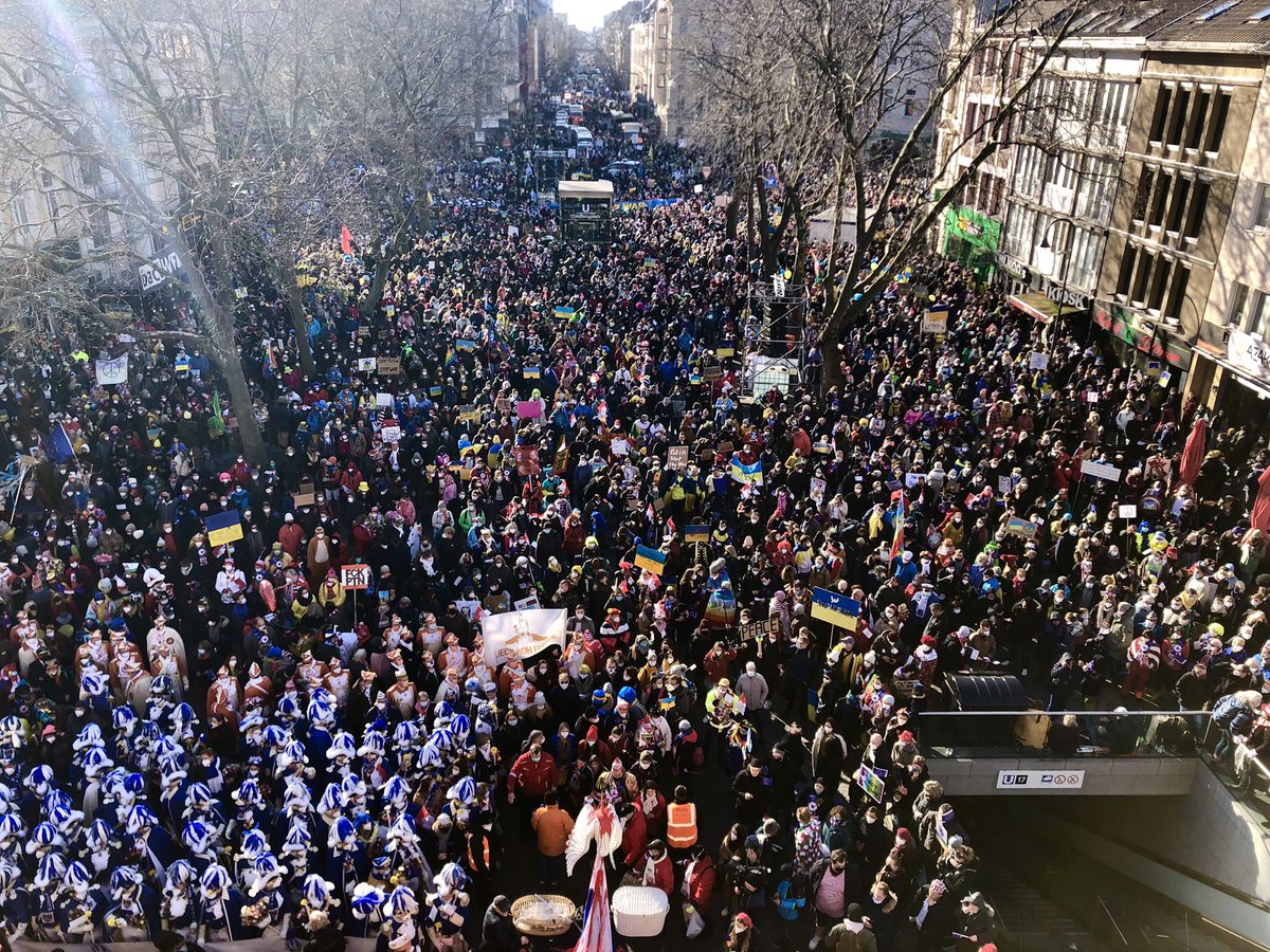 ZDFnrw's tweet photo. Köln, Chlodwigplatz. Jetzt. @ZDFheute 
#köln #ukraine #friedensdemo https://t.co/KhkIFN13VD
