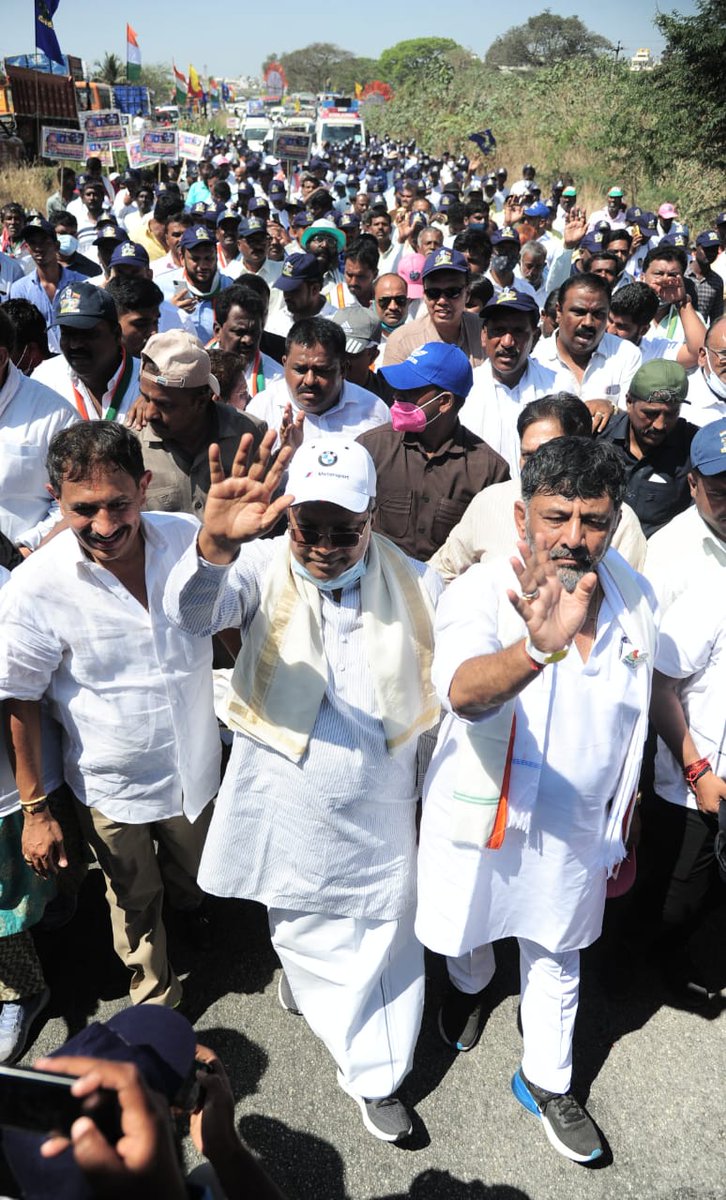 INCKarnataka's tweet photo. ಐತಿಹಾಸಿಕ ಮೇಕೆದಾಟು ಪಾದಯಾತ್ರೆಗೆ ಅಪಾರ ಜನಬೆಂಬಲ ವ್ಯಕ್ತವಾಗುತ್ತಿದೆ. 
ಕೆಪಿಸಿಸಿ ಅಧ್ಯಕ್ಷರಾದ @DKShivakumar, ವಿಪಕ್ಷ ನಾಯಕರಾದ @siddaramaiah, ಮುರುಘಾ ಶ್ರೀಗಳು ಸೇರಿ ಹಲವು ಮಠಾಧೀಶರು, ಹಲವು ನಾಯಕರು, ಸಹಸ್ರಾರು ಜನ ಅತ್ಯಂತ ಉತ್ಸಾಹದಿಂದ 'ನಮ್ಮ ನೀರು ನಮ್ಮ ಹಕ್ಕು' ಪಾದಯಾತ್ರೆಯಲ್ಲಿ ಹೆಜ್ಜೆ ಹಾಕಿದರು.
#NammaNeeruNammaHakku https://t.co/cmwlbSyTdg