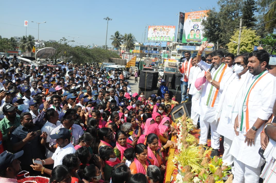 INCKarnataka's tweet photo. ಐತಿಹಾಸಿಕ ಮೇಕೆದಾಟು ಪಾದಯಾತ್ರೆಗೆ ಅಪಾರ ಜನಬೆಂಬಲ ವ್ಯಕ್ತವಾಗುತ್ತಿದೆ. 
ಕೆಪಿಸಿಸಿ ಅಧ್ಯಕ್ಷರಾದ @DKShivakumar, ವಿಪಕ್ಷ ನಾಯಕರಾದ @siddaramaiah, ಮುರುಘಾ ಶ್ರೀಗಳು ಸೇರಿ ಹಲವು ಮಠಾಧೀಶರು, ಹಲವು ನಾಯಕರು, ಸಹಸ್ರಾರು ಜನ ಅತ್ಯಂತ ಉತ್ಸಾಹದಿಂದ 'ನಮ್ಮ ನೀರು ನಮ್ಮ ಹಕ್ಕು' ಪಾದಯಾತ್ರೆಯಲ್ಲಿ ಹೆಜ್ಜೆ ಹಾಕಿದರು.
#NammaNeeruNammaHakku https://t.co/cmwlbSyTdg