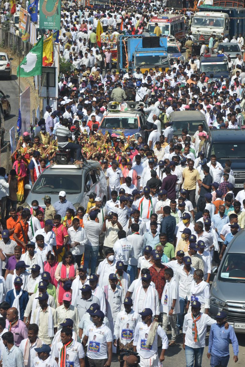 INCKarnataka's tweet photo. ಐತಿಹಾಸಿಕ ಮೇಕೆದಾಟು ಪಾದಯಾತ್ರೆಗೆ ಅಪಾರ ಜನಬೆಂಬಲ ವ್ಯಕ್ತವಾಗುತ್ತಿದೆ. 
ಕೆಪಿಸಿಸಿ ಅಧ್ಯಕ್ಷರಾದ @DKShivakumar, ವಿಪಕ್ಷ ನಾಯಕರಾದ @siddaramaiah, ಮುರುಘಾ ಶ್ರೀಗಳು ಸೇರಿ ಹಲವು ಮಠಾಧೀಶರು, ಹಲವು ನಾಯಕರು, ಸಹಸ್ರಾರು ಜನ ಅತ್ಯಂತ ಉತ್ಸಾಹದಿಂದ 'ನಮ್ಮ ನೀರು ನಮ್ಮ ಹಕ್ಕು' ಪಾದಯಾತ್ರೆಯಲ್ಲಿ ಹೆಜ್ಜೆ ಹಾಕಿದರು.
#NammaNeeruNammaHakku https://t.co/cmwlbSyTdg