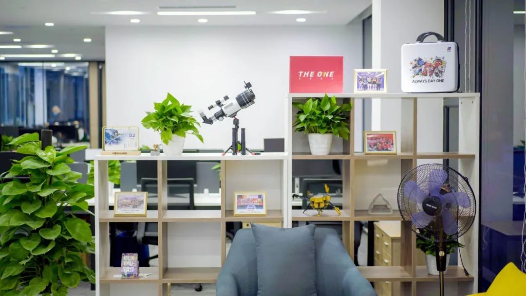 ✨New Office with Shining French Windows✨
Today we moved to our new office!
A bigger office than the previous one surrounded by French windows.
Our team will work happier. Hahhah...
#loongcheergame #newoffice