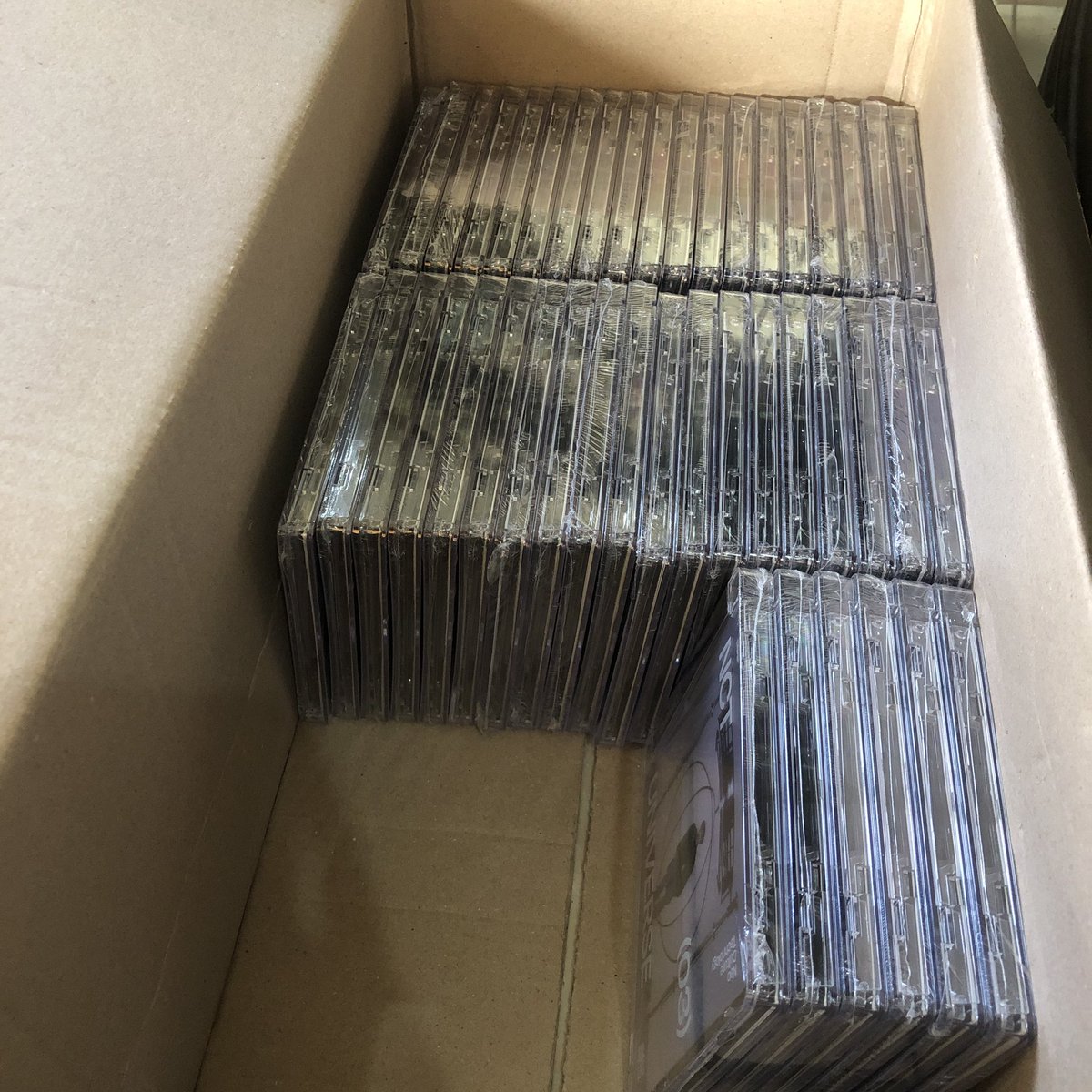 cheriscart_'s tweet photo. ꒰ #cherisupdate ꒱

RE: Box 1 Status

» The box has arrived at my address. Please give me a couple of days to sort these out and pack. Unfortunately, Enhypen D:A Naver POBs and B-C POBs aren’t included in the box. I already messaged my consol re this matter. https://t.co/3xrlyzoL2e
