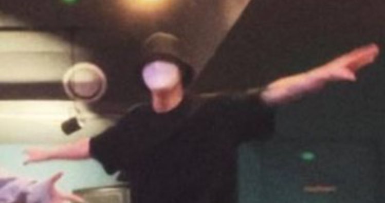 “ARMY'lerin önünde şarkı söylemek ve dans etmek, benim var olma sebebim.”

“Daha çok çalışacağım!”

– Jeon Jungkook