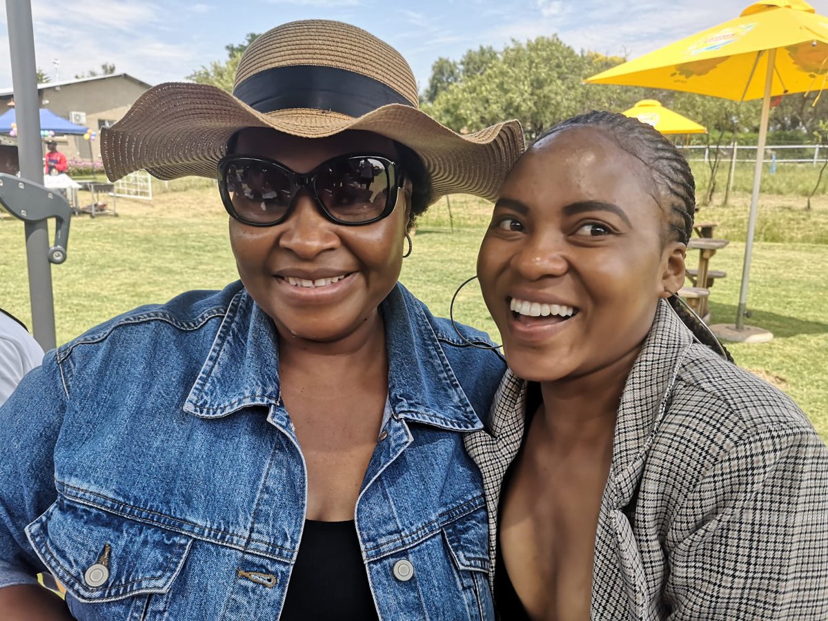 Khalablade's tweet photo. Shout out to @SkinnyB. Well done for showing up at different places with your talent, your smile and good energy. This past weekend you got to interview the Queen @YvonneChakaX2 We encourage you to keep showing up.
#HOMEGROWNTALENT #HGFM #IWBTSOR #farm_food_market https://t.co/oooW53E1DI