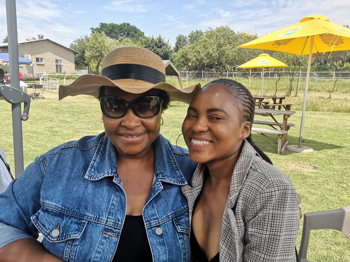 radio_homegrown's tweet photo. Shout out to @SkinnyB. Well done for showing up at different places with your talent, your smile and good energy. This past weekend you got to interview the Queen @YvonneChakaX2 We encourage you to keep showing up.
#HOMEGROWNTALENT #HGFM #IWBTSOR #farm_food_market https://t.co/glVUbSVdsC